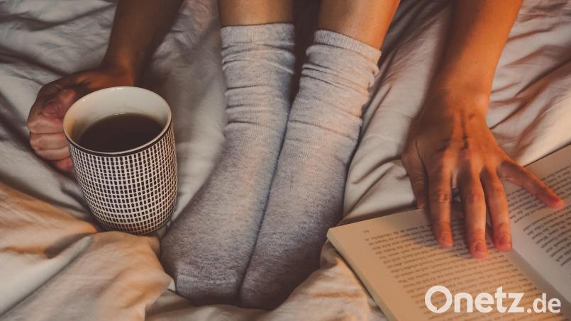 Mal wieder in Ruhe ein Buch lesen, auch das funktioniert im Bett bestens. Symbolbild: luili – stock.adobe.com