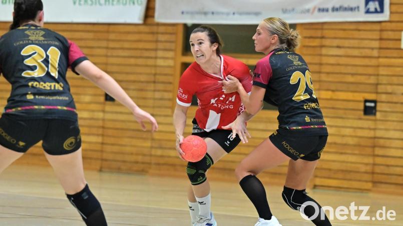 Voller Einsatz ist für Lisa Steiner (Mitte) vom HC Sulzbach-Rosenberg und ihren Teamkolleginnen aktuell jedes Wochenende gefordert, um in der Regionalliga als Aufsteiger bestehen zu können. Bild: Hubert Ziegler