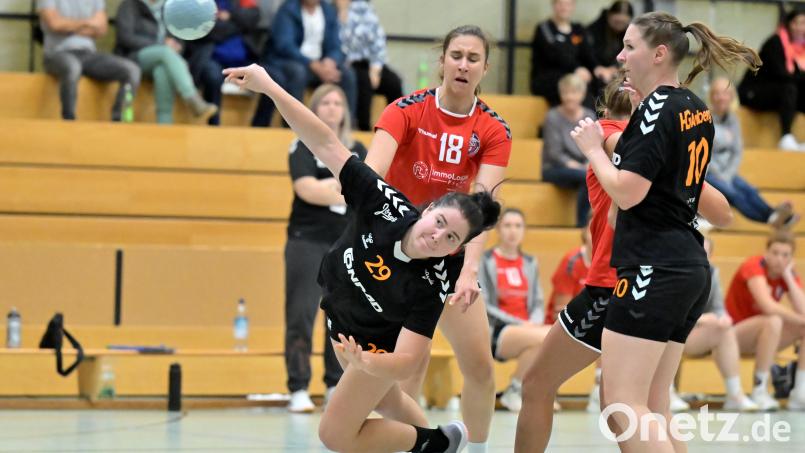 Schöner Fallwurf von Martina Kardos (links) von der HG Amberg, beobachtet von Mannschaftskameradin Tina Lösch (rechts). Gegen den Tabellenführer aus Herzogenaurach reichte es am Ende nicht ganz für einen Punktgewinn. Archivbild: Hubert Ziegler