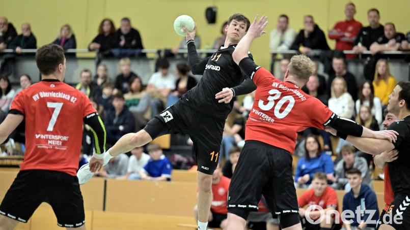 Julian Schaller (am Ball) von der HG Amberg kann in dieser Szene aus dem Rückraum ein Tor für seine Mannschaft erzielen. Mannschaftskollege Ahmed Arrak (rechts) beobachtet die Aktion, während die Oberviechtacher Jannik Uschold und Patrick Schießl (rote Trikots, von links) keine Abwehrchance haben. Bild: Hubert Ziegler