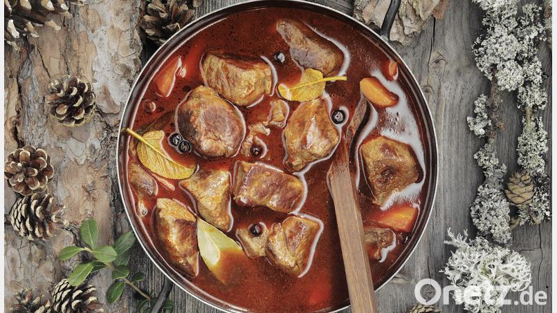 Ein Blick ins neue Buch: Wildschwein-Gulasch in Schwarzbiersoße. Bild: Antonia und Alexander Feig