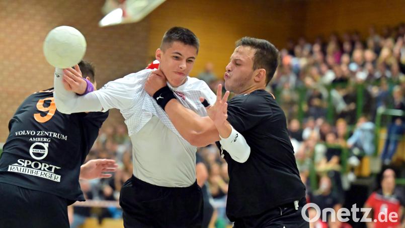 Die HG Amberg (im Bild rechts Ahmed Arrak) hat am Samstagabend eine lösbare Aufgabe. Zu Gast in der GMG-Dreifachhalle ist der TB Roding. Archivbild: Hubert Ziegler