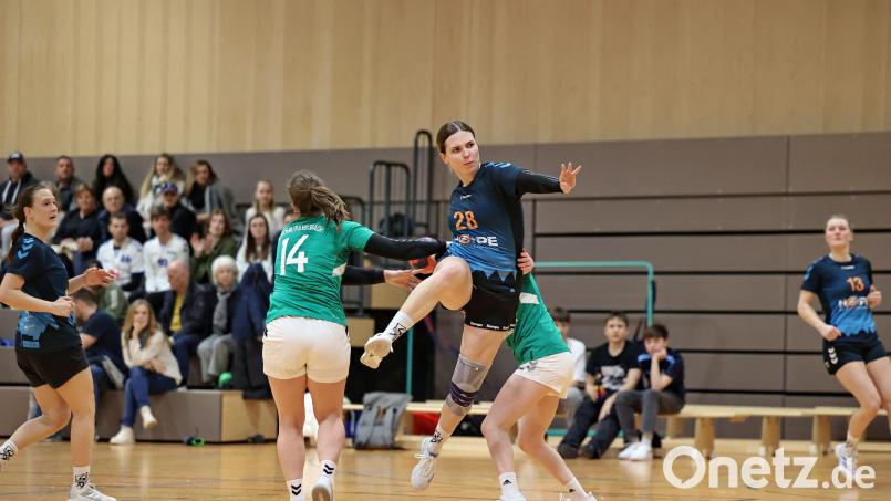 Jasmin Häring setzt sich am Kreis durch: Die HSG Weiden landete gegen die SG Rohr/Pavelsbach einen Pflichtsieg. Bild: Dieter Jäschke
