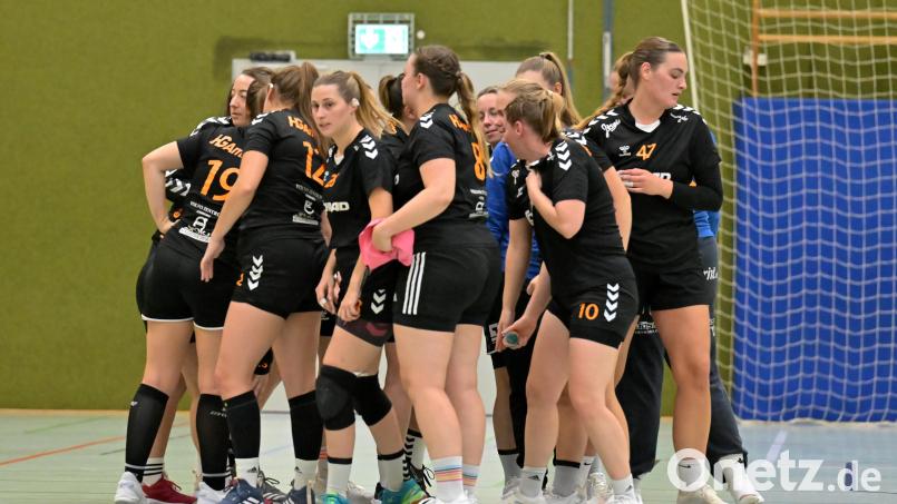 Die Handballerinnen der HG Amberg stimmen sich auf das Spiel ein. Sie sind zu Gast beim TV Altdorf. Archivbild: Hubert Ziegler