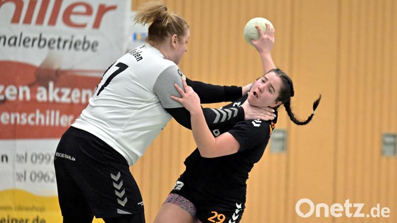 Martina Kardos (rechts) von der HG Amberg wird in dieser Szene von Maria Schlosser (links) von der HSG Weiden nicht garade zimperlich am Kreis in Empfang genommen. Bild: Hubert Ziegler