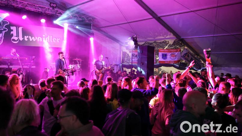 Für einen stimmungsvollen Auftritt sorgten d `Urwaidler am Freitag beim 38. Handballfest in Oberviechtach. Bild: Jessica Pflug