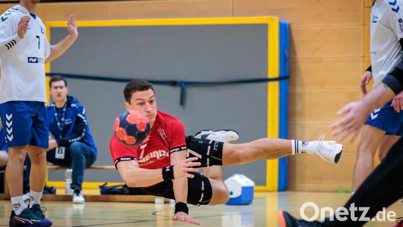 Jannik Uschold (Mitte) und die Handballer des HV Oberviechtach sind beim TV Altdorf zu Gast. Bild: Guenter Uschold