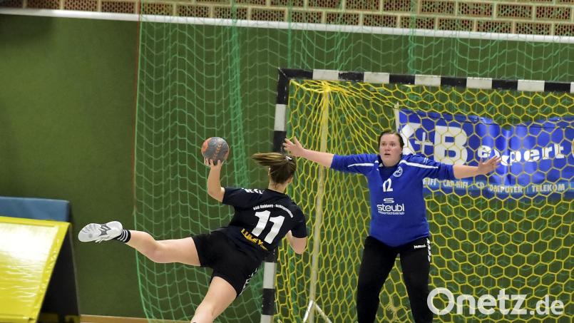 Torhüterin Annika Senger (rechts/Szene aus einem früheren Spiel) war beim Relegations-Hinspiel beim HC Sulzbach wieder ein sicherer Rückhalt. Archivbild: Hubert Ziegler