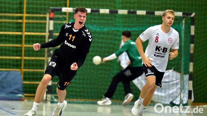 Julian Schaller (links) von der HG Amberg bejubelt einen seiner Treffer. Am Wochenende geht es für die Amberger zum Auswärtsspiel nach Altdorf. Archivbild: Hubert Ziegler