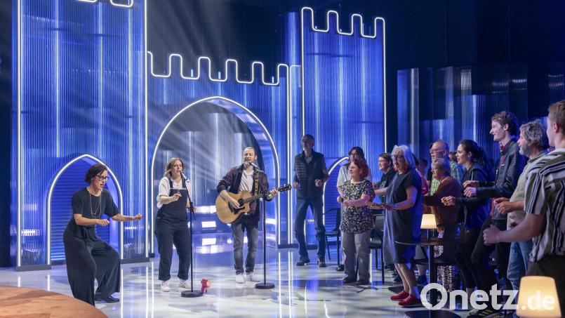 Von links: Eva Karl Faltermeier, Franzi Glaser und Gitarrist Jens Schmelzle. Das Duo kommt aus Weiden. Bild: BR/Redseven Entertainment GmbH/Marco Nagel