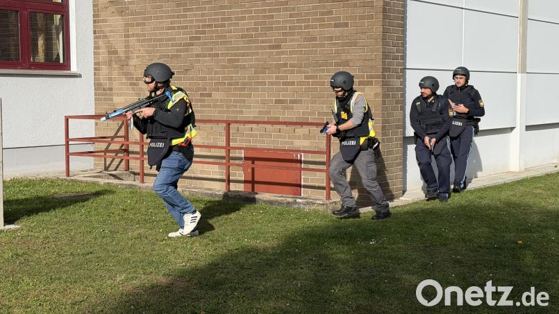 Einsatzkräfte der Polizei Waldsassen haben an der Mittelschule Waldsassen bei einem Übungstag den Ernstfall geprobt. Dabei galt es lebensbedrohliche Einsatzlagen zu bewältigen. Bild: Polizeiinspektion Waldsassen