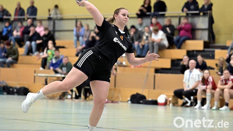 Victoria Schaller von der HG Amberg beim Siebenmeter: Am Samstag müssen die Amberger Handballerinnen dringend gegen das Tabellenschlusslicht, die SG Rohr/Pavelsbach, punkten. Bild: Hubert Ziegler