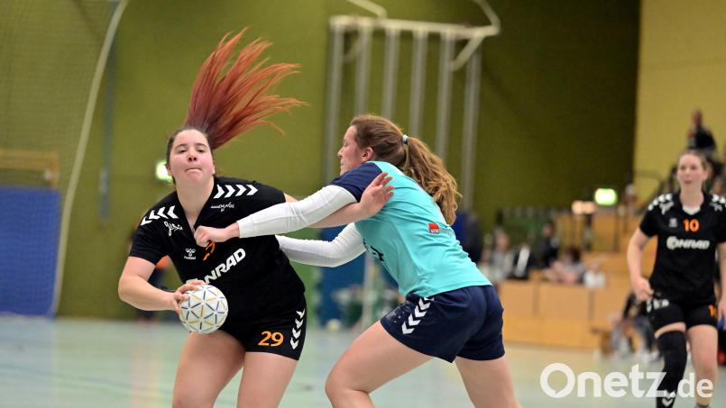 Martina Kardos (links/Szene aus einem früheren Spiel) verlor mit der HG Amberg beim TV Erlangen-Bruck. Archivbild: Hubert Ziegler