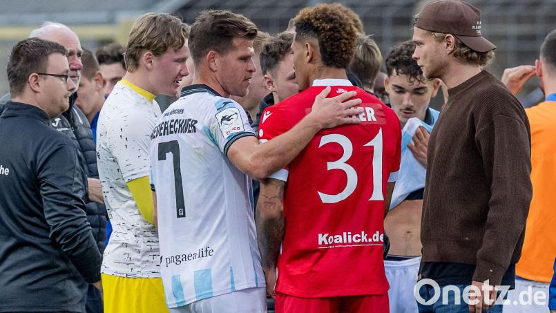 Florian Niederlechner (TSV 1860 München) spricht nach dem Rassismus-Vorfall aufmunternd mit Justin Butler (FC Energie Cottbus). Bild: Heike Feiner/Eibner Pressefoto/dpa