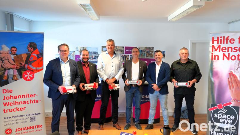 Auf dem Bild v.l.n.r.: Matthias Walk (Pressesprecher Johanniter Ostbayern), Tobias Karl (Regionalvorstand Johanniter Ostbayern), Ulrich Bauriedl (Firma Godelmann), Michael Buschheuer (Vorstand Space-Eye), Ulrich Kraus (Johanniter-Weihnachtstrucker), Stefan Segerer (Segerer Logistik) Bild: Dennis Titye