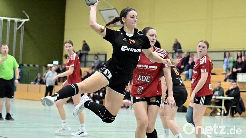 Julia Schmitt (schwarzes Trikot) von der HG Amberg beim Sprungwurf. Für die HG-Handballerinnen startet das neue Jahr am Samstag mit einem Heimspiel gegen die SG Mintraching/Neutraubling II. Archivbild: Hubert Ziegler