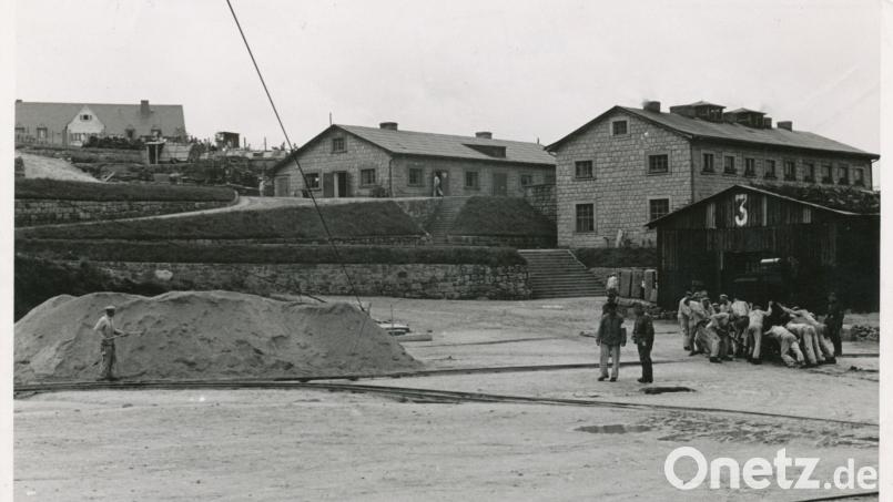 Häftlinge bei der Arbeit im Steinbruchgelände, im Hintergrund Schmiede und Schlosserei, SS-Foto aus dem Jahr 1941. Bild: Niederländisches Institut für Kriegsdokumentation