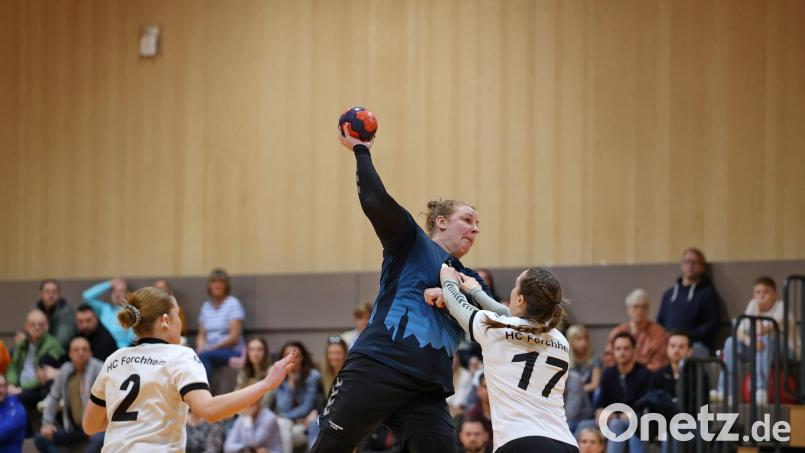 In ihrem letzten Spiel vor heimischen Fans gab Maria Schlosser (blaues Trikot) noch einmal alles. Allerdings war der langjährigen Leistungsträgerin, die ihre aktive Karriere beendet, gegen den HC Forchheim kein Sieg vergönnt. Bild: Dieter Jäschke