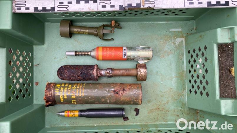 Unbemerkt hatte ein Mann in Augsburg eine große Waffensammlung in seinem Haus gebunkert. Erst der Tod des Mannes führte die Polizei auf die Spur. Bild: -/Polizeipräsidium Schwaben Nord/dpa