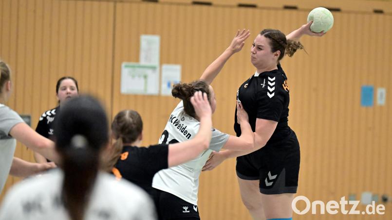 Victoria Schaller (rechts, Szene aus der Partie gegen Weiden) und die HG Amberg unterlagen der SG Frankenpower deutlich. Archivbild: Hubert Ziegler