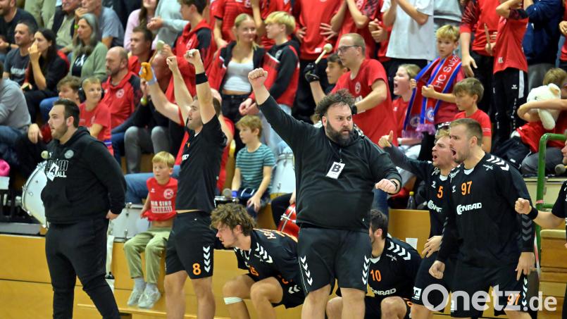 Christof Heiduk (Vierter von rechts), Trainer HG Amberg, war nach dem spannenden Spiel in Altdorf völlig aus dem Häuschen. Archivbild: Hubert Ziegler