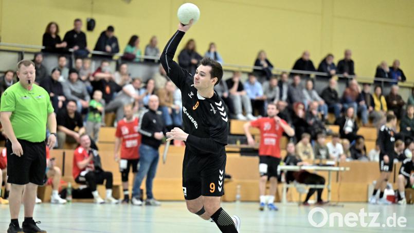 Sebastian Kistenpfennig (Szene aus dem Spiel gegen Roding) traf gegen Forchheim fünf Mal, davon vier Mal per Siebenmeter. Bild: Hubert Ziegler