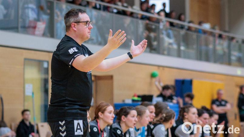 Mathias Stangl stand zum letzten Mal an der Außenlinie bei den Handballerinnen des HV Oberviechtach. Bild: Guenter Uschold