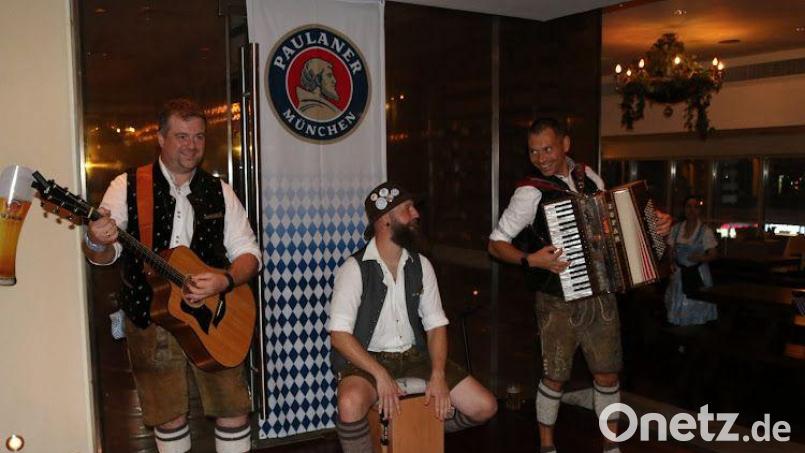 "D'Stodara & Er" bei ihrem Auftritt in Dubai. Bild: Ancil Akshith Pereira