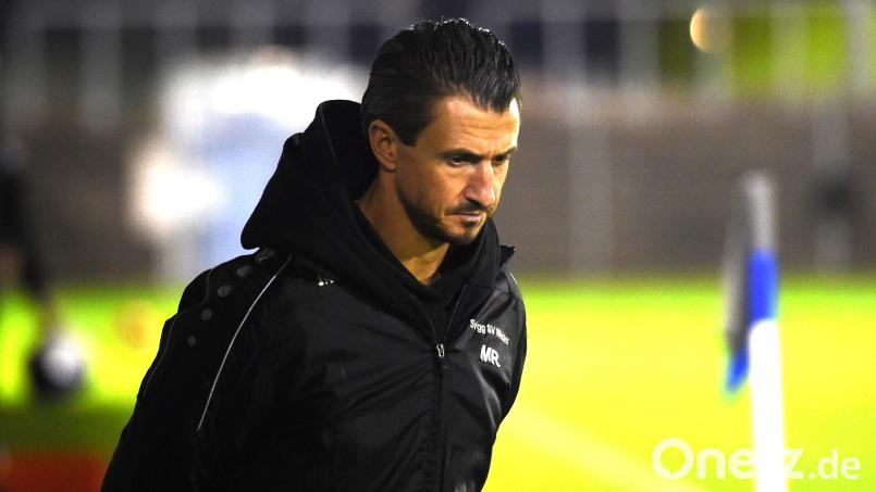 Ein nachdenklicher Michael Riester: Der Trainer der SpVgg SV Weiden ist mit vielen Dingen in dieser Saison aber auch zufrieden. Bild: Gerhard Büttner