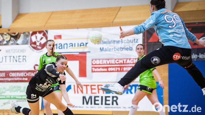 Die Oberliga-Frauen des HV Oberviechtach mussten sich im Heimspiel gegen HBC Nürnberg geschlagen geben. Die B-Jugendliche Rosa Teplitzky erzielt hier eines ihrer vier Tore am Kreis. Bild: Guenter Uschold