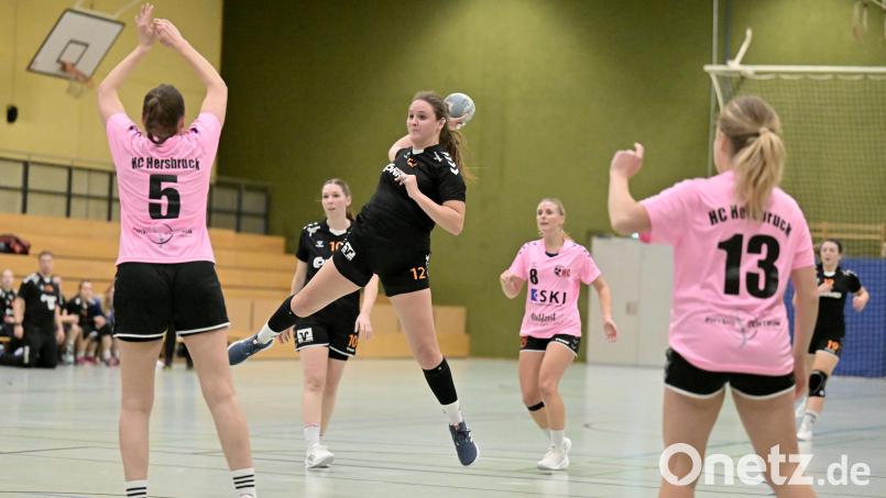 Christina Vogel (Mitte) von der HG Amberg traf 7 Mal beim Sieg gegen den HC Hersbruck. Ähnlich gut muss es am Sonntag auch gegen den Landesliga-Absteiger TV Erlangen-Bruck laufen, um etwas Zählbares mitzunehmen. Bild: Hubert Ziegler