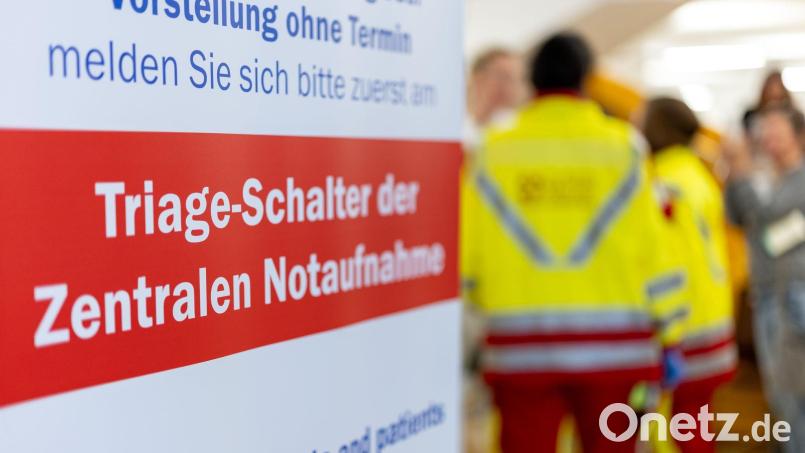 In manchen Notsituationen müssen Ärzte entscheiden, wer zuerst behandelt wird. (Archivbild) Bild: Daniel Karmann/dpa