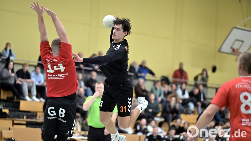 Bernhard Lehmeier (im schwarzen Trikot) von der HG Amberg in Aktion. Im ersten Spiel des Jahres wartet am Samstagabend das Derby gegen die HSG Nabburg/Schwarzenfeld auf die Amberger. Archivbild: Hubert Ziegler