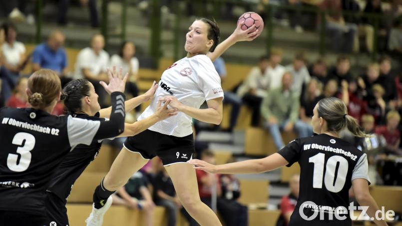 Sophie Last (am Ball) trifft im Trikot des HC Sulzbach auf ihren ehemaligen Verein HV Oberviechtach. Archivbild: Hubert Ziegler