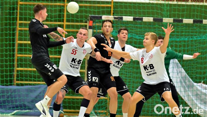 Julian Schaller (links/Szene aus dem Spiel gegen Sulzbach) traf beim BOL-Spitzenspiel der HG Amberg beim TV Erlangen-Bruck acht Mal. Die Partie ging dennoch knapp verloren. Bild: Hubert Ziegler