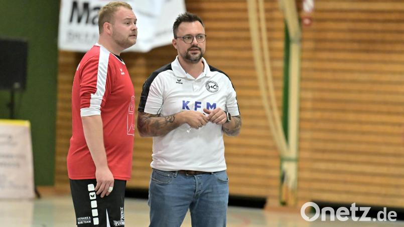 Trainer Michael Klose (rechts) und seine Männer erwarten die HSG Nabburg/Schwarzenfeld. Bild: Hubert Ziegler