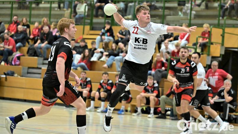 David Tous (am Ball) vom HC Sulzbach kann in dieser Szene freistehend am Kreis auf das Regensburger Tor werfen. Beim ungefährdeten Sieg traf er dreimal für den HC. Bild: Hubert Ziegler