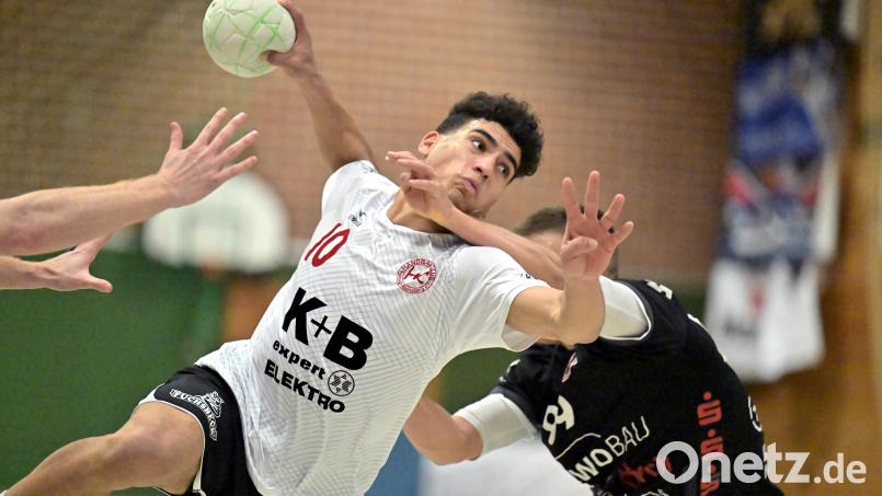 Der A-Jugendliche Jahn Attije vom HC Sulzbach sorgte mit seinem quirligen Spiel für viel Unruhe in der Abwehr des TV Erlangen-Bruck II. Hier setzt er sich am Kreis durch und erzielt einen seiner vier Treffer. Bild: Hubert Ziegler