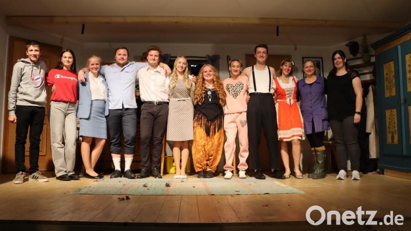 Die Akteure der Theatersaison 2025: Lukas Biegerl (von links), Rebecca Fuchs, Franziska Lobinger, Martin Fuchs, Stefan Luber, Lena Scheck, Carolin Hampp, Lena Forster, Peter Schichtl, Erika Biegerl, Daniela Ziereis und Franziska Baier. Bild: Christoph Forster