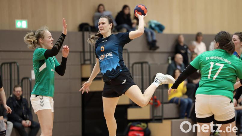 Tamara Hauer (am Ball, Szene aus einem früheren Spiel) und die Handballerinnen des HSG Weiden haben sich durch den Sieg gegen Altdorf den vorzeitigen Klassenerhalt gesichert. Archivbild: Dieter Jäschke