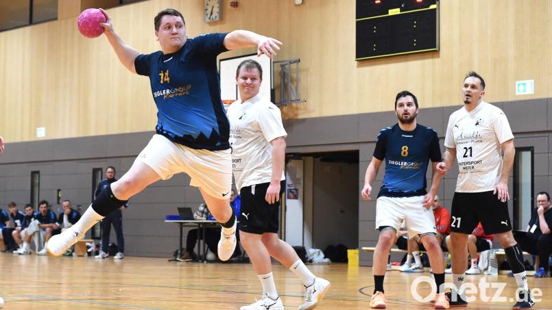 Jonas Baunoch (links, Szene aus einem früheren Spiel) und die HSG Weiden müssen am Samstag gegen die HSG Schierling/Langquaid antreten. Archivbild: G. Büttner