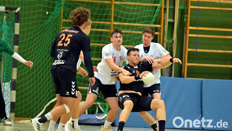 Im Hinspiel wurde schon ordentlich hingelangt: Am Samstag treffen die HG Amberg und der HC Sulzbach im Derby wieder aufeinander. Archivbild: Hubert Ziegler