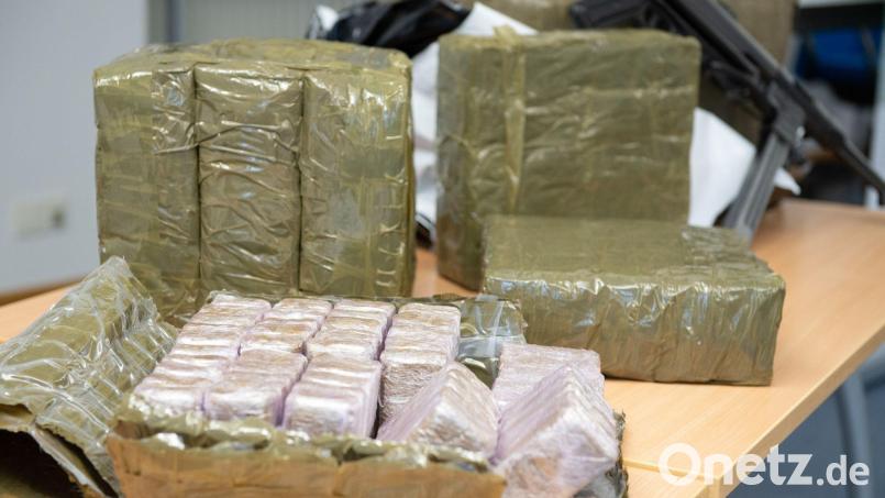 Im Kühlschrank eines mutmaßlichen Drogenschmugglers finden Zollbeamte Haschisch - getarnt als Dubai-Schokolade. (Symbolbild) Bild: Timm Schamberger/dpa