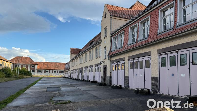 Hier in den ehemaligen Stallungsgebäuden der Leopoldkaserne in Amberg wünscht sich Daniel Holzapfel ein Zentrum für Vereine, Kunst und Kultur. Dieser Antrag wurde auf der Bürgerversammlung diskutiert. Bild: Petra Hartl