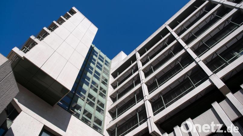 Ein katholischer Pfarrer soll sich vor mehreren Jahren an einer 18-Jährigen vergangen haben. Dafür muss er sich vor dem Münchner Amtsgericht verantworten. Bild: Sven Hoppe/dpa