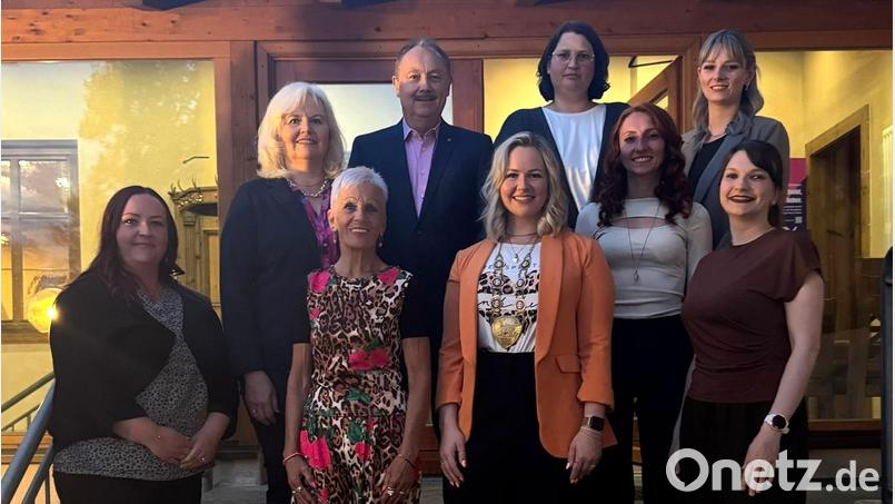 Anja Weigl mit dem neuen Vorstand der Narrhalla Rot-Gelb Amberg. Bild: Jürgen Mühl