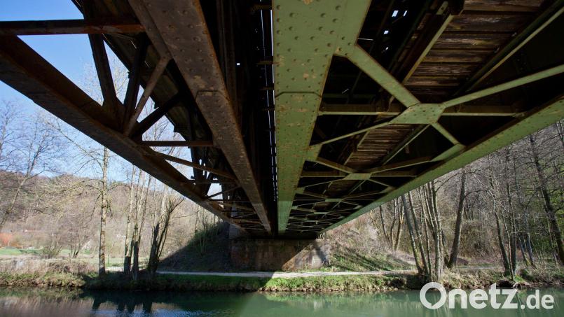 Wegen maroder Brücken im Pegnitztal bliebt die Bahnstrecke Hersbruck- Pegnitz länger gesperrt. (Archivbild) Bild: picture alliance / dpa