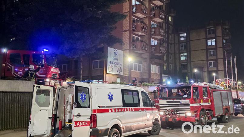 Beim Brand in einem Altenheim in der bosnischen Stadt Tuzla kamen mindestens elf Menschen ums Leben. Bild: Uncredited/AP/dpa