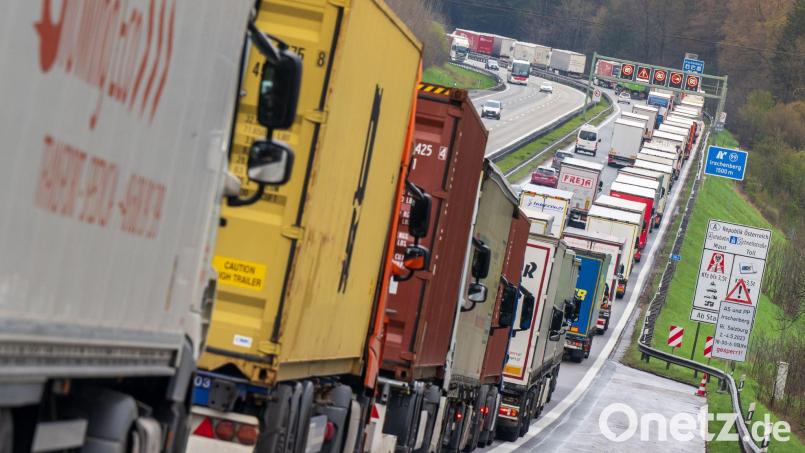 Die Lkw-Blockabfertigung bei der Einreise nach Tirol sorgt regelmäßig für Staus auf bayerischer Seite. (Archivbild) Bild: Peter Kneffel/dpa