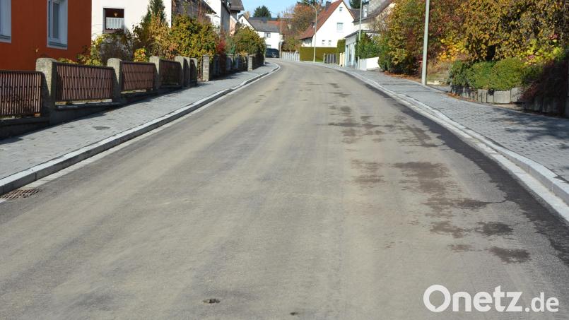 Über eine nagelneue Straße dürfen sich die Anwohner der Kanonikus-Mehler-Straße freuen, die ab sofort wieder für den Verkehr frei ist. Bild: jr